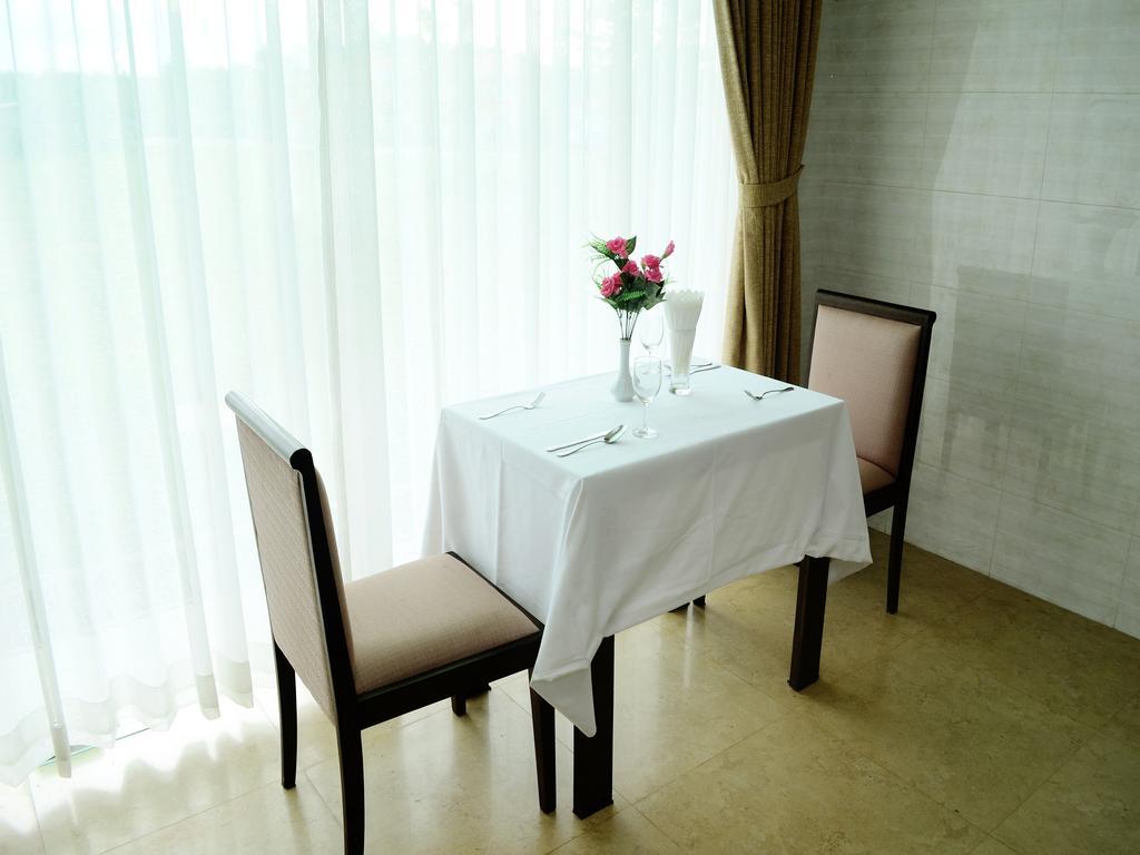 Myat Nan Yone Hotel Naypyidaw Buitenkant foto