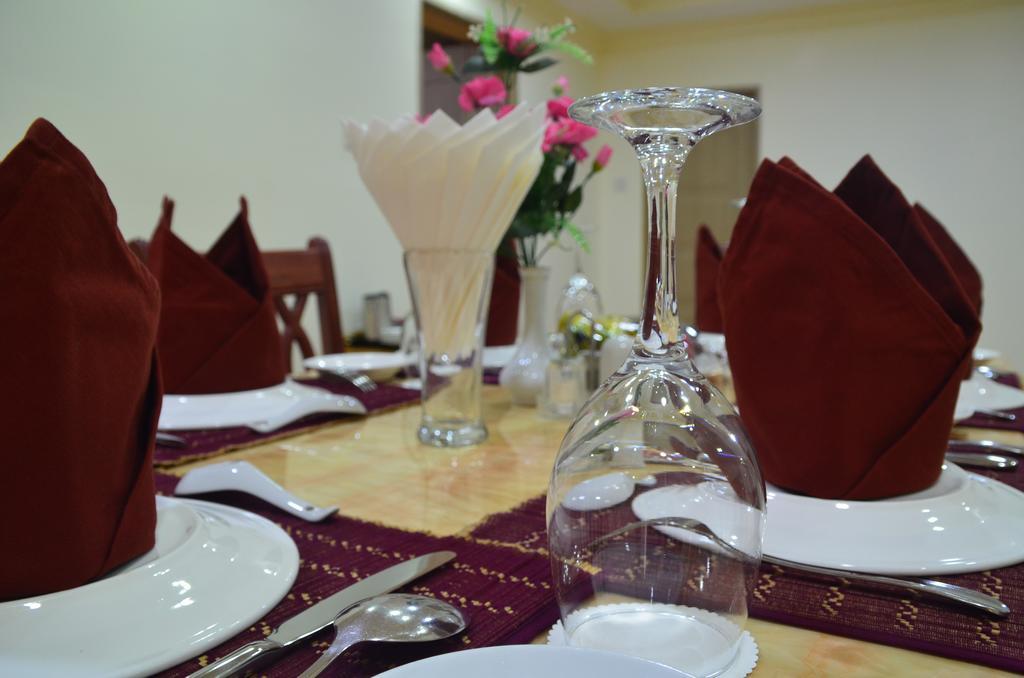 Myat Nan Yone Hotel Naypyidaw Buitenkant foto