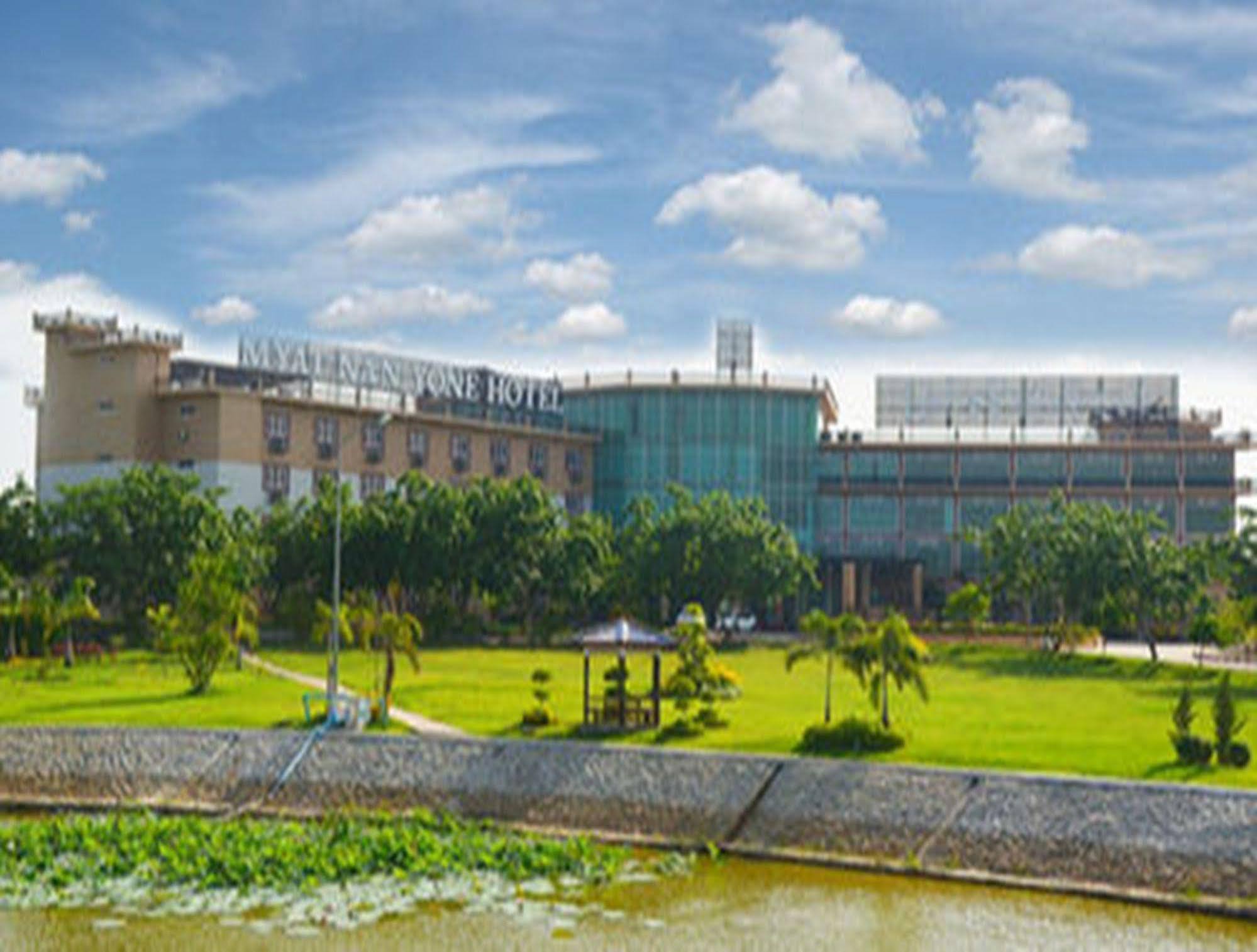 Myat Nan Yone Hotel Naypyidaw Buitenkant foto